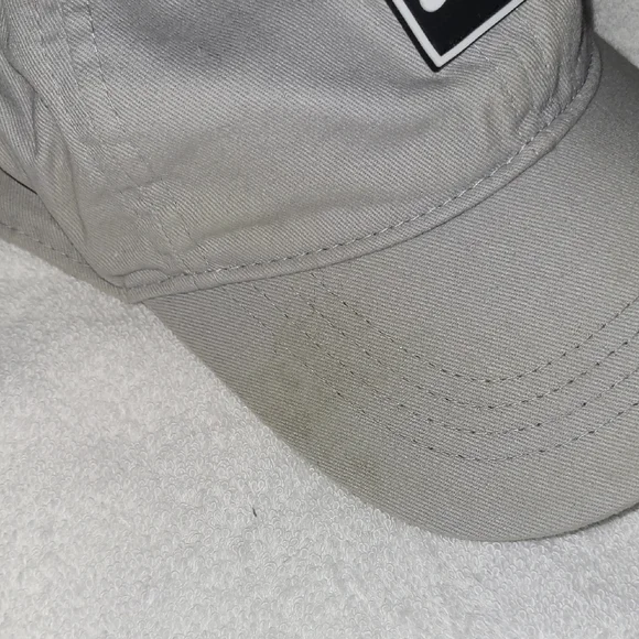 Nike Light Gray Cap with Logo - Picture 3 of 4